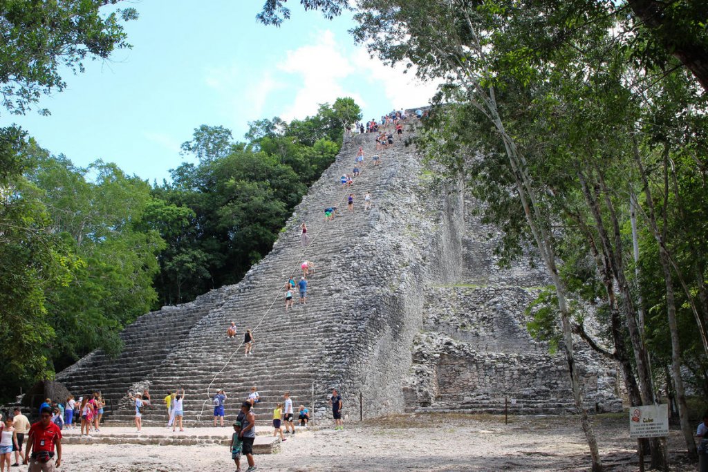 Die besteigbare Pyramide in Cobá