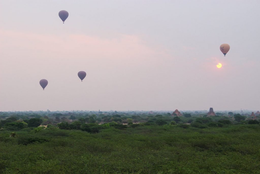 Heißluftballons beim Sonnenaufgang in Bagan
