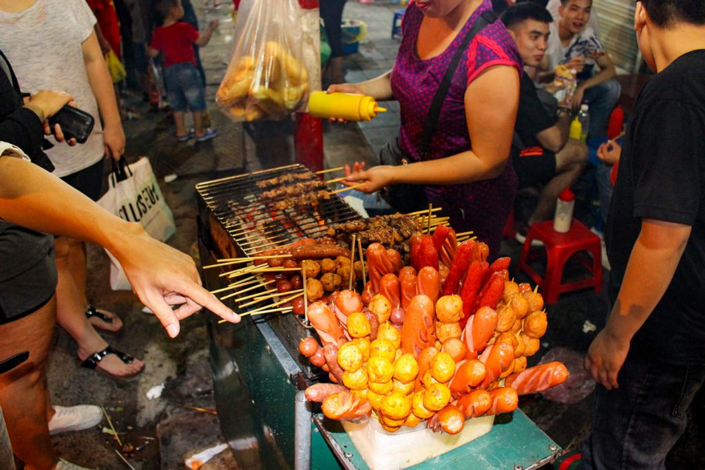 Street Food auf dem Nachtmarkt in Hanoi