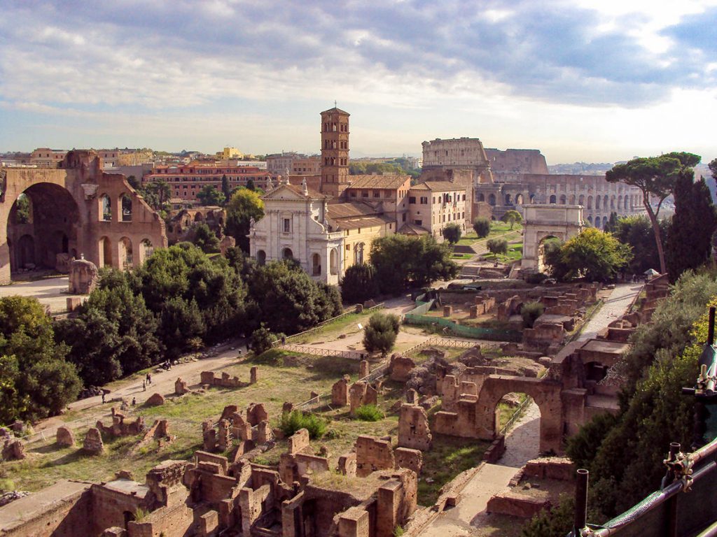 Haus der Vestalinnen mit dem Kolosseum und Titusbogen im Hintergrund