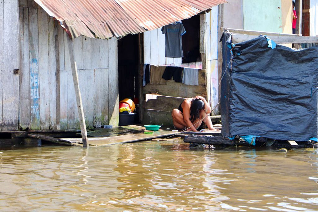 Frau wäscht sich die Harre in Belen Iquitos