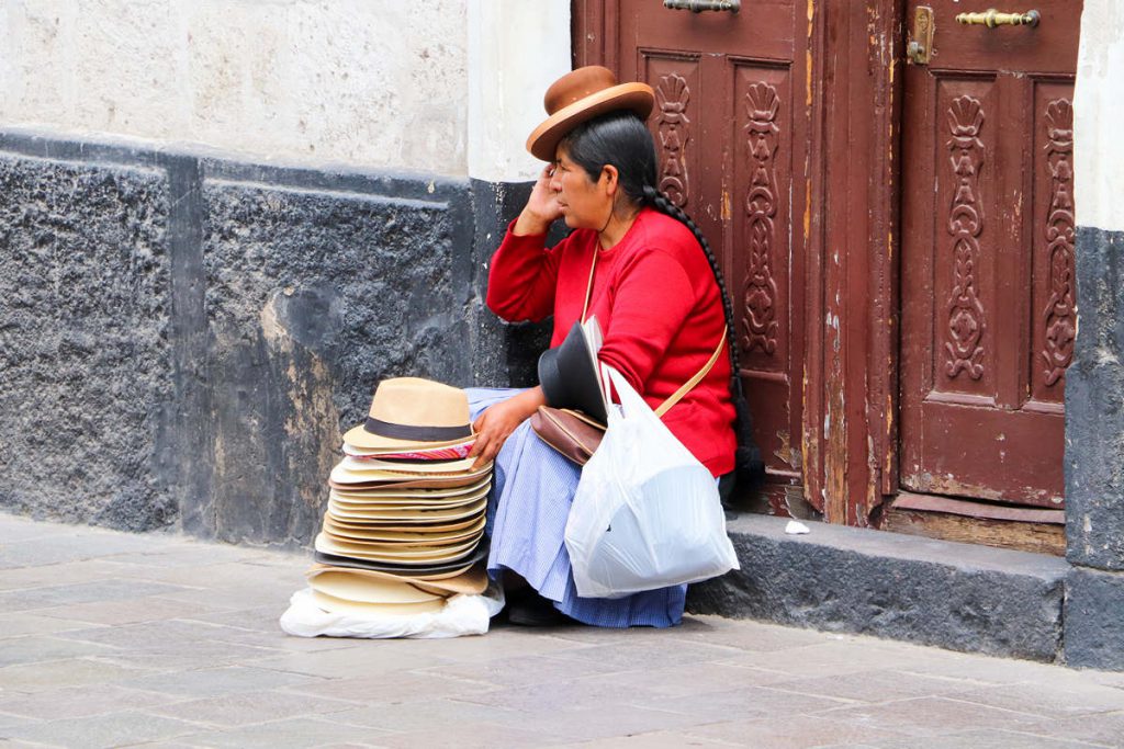 Hutverkäufer auf der Straße in Arequipa