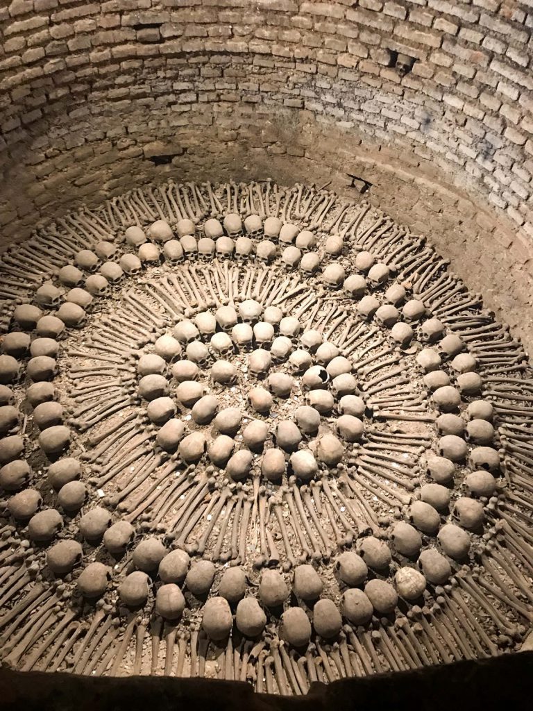 Knochen und Schädel in den Katakomben von Basilika und Kloster San Francisco