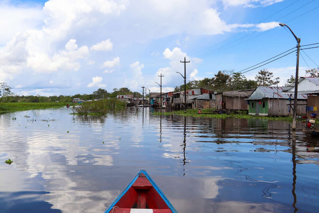 Mit Boot zwischen den schwimmenden Häusern in Iquitos