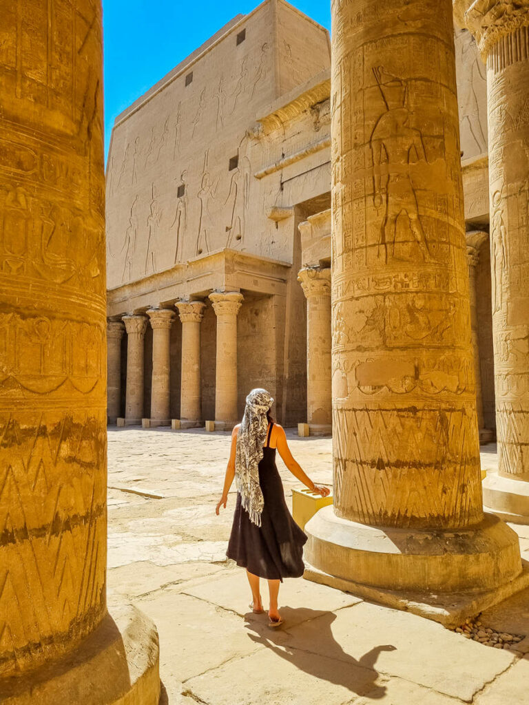 Innenhof Tempel von Edfu