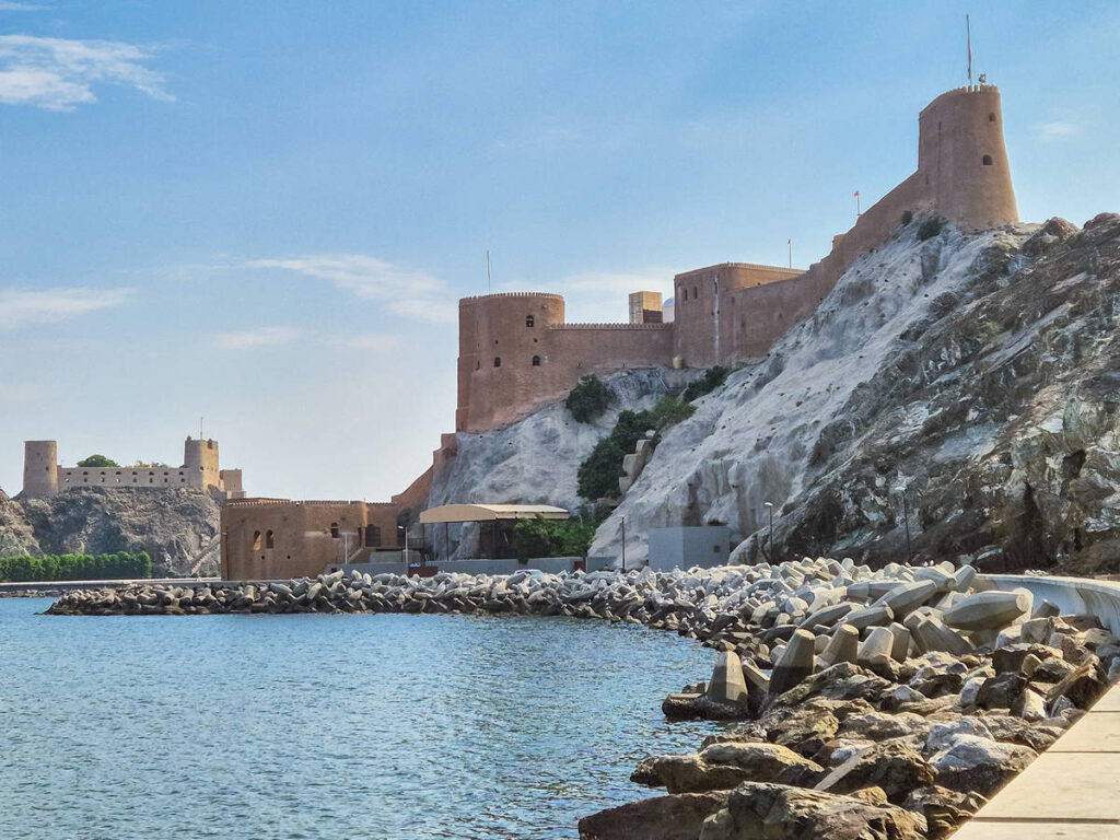 Al Mirani Fort mit dem Al Jalali Fort im Hintergrund