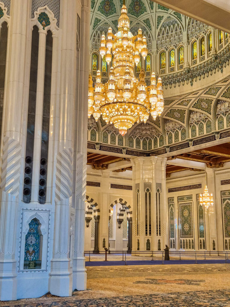 Kronleuchter in der großen Sultan-Qabus-Moschee in Maskat