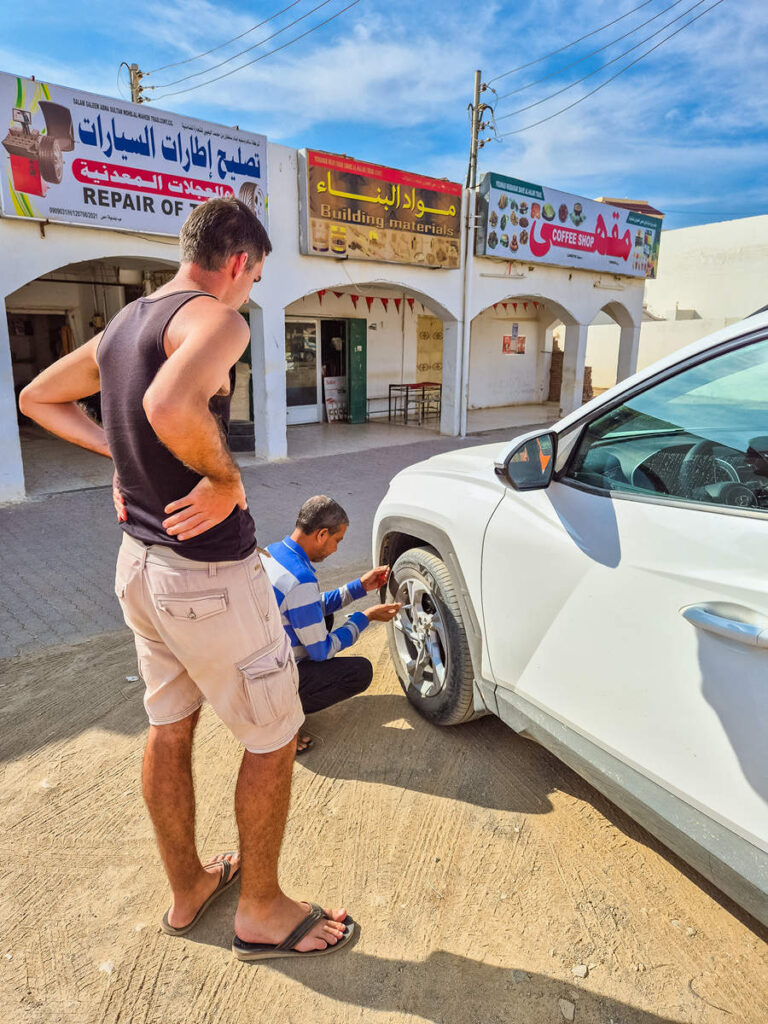 Autoreifen Luft wird rausgelassen Wahiba Sands