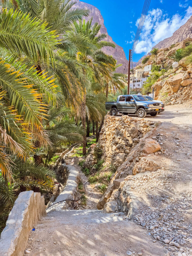 Pfad zum Wasserfall Wadi Tiwi